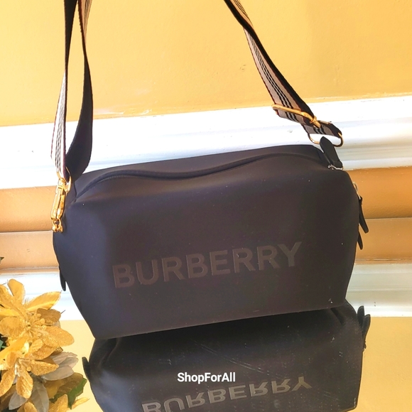 Burberry Pouch converted into to shoulder bag or cross body - Picture 11 of 11